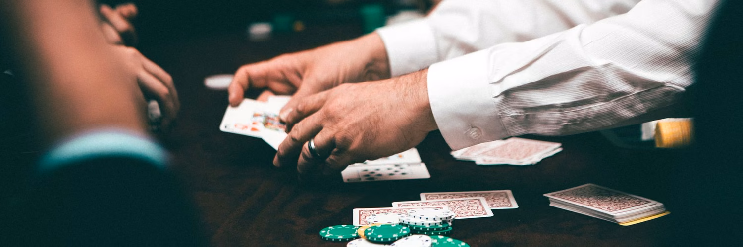 Joueurs autour d’une table de poker, cartes distribuées et jetons verts